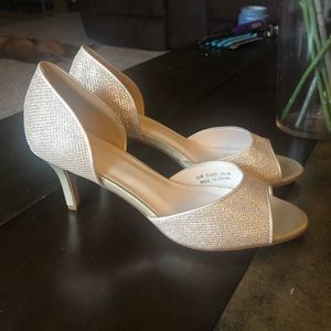 ☀️New David’s Bridal gold pumps